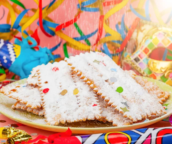 Chiacchiere または チェンチ カーニバルの典型的なイタリアのデザート 粉砂糖で覆われています — ストック写真