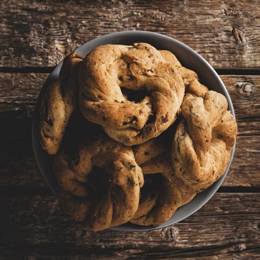 Napoliten kurabiye Taralli denir. Onlar domuz süet, badem ve karabiber ile Napoli yapılır.