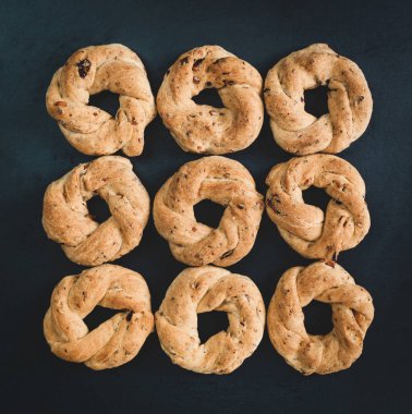 Napoliten kurabiye Taralli denir. Onlar domuz süet, badem ve karabiber ile Napoli yapılır.