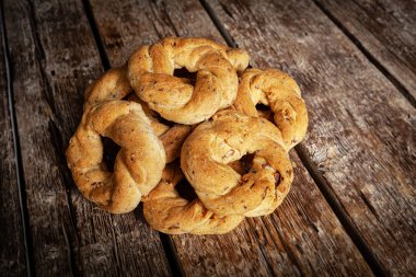 Napoliten kurabiye Taralli denir. Onlar domuz süet, badem ve karabiber ile Napoli yapılır.