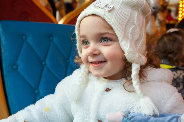 Schöne Kleinkind Mädchen Verkleidet Als Prinzessin Für Den Karneval Lächelnder — Stockfoto