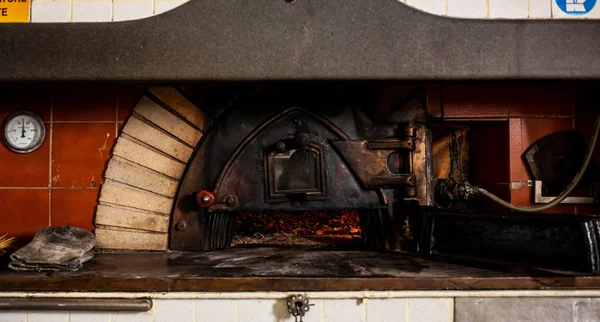 Antieke Houten Oven Met Gietijzeren Deur — Stockfoto