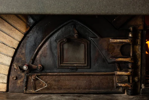 Античная Дровяная Печь Чугунной Дверью — стоковое фото