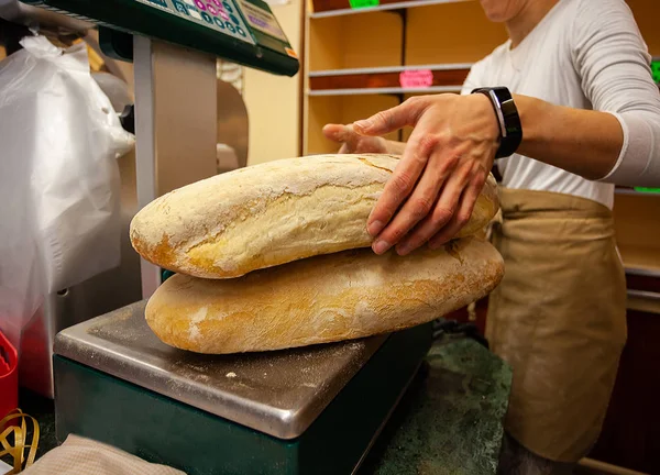 Два Куска Хлеба Весах Концепция Стоимости Хлеба — стоковое фото