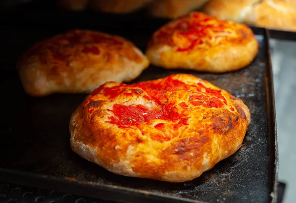 Mini Pizza Met Tomatensaus Gebakken Houtoven Bakkerij — Stockfoto