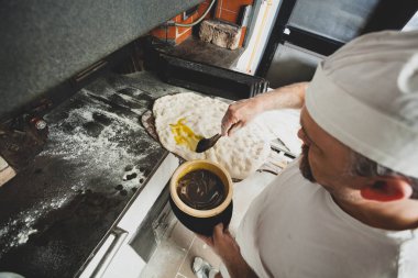 Schiacciata all'olio Toskana'nın en iyi ekmek muamele etmek biridir. Düz ekmek un, su, Maya, tuz ve zeytinyağı ile yapılan bir türüdür.