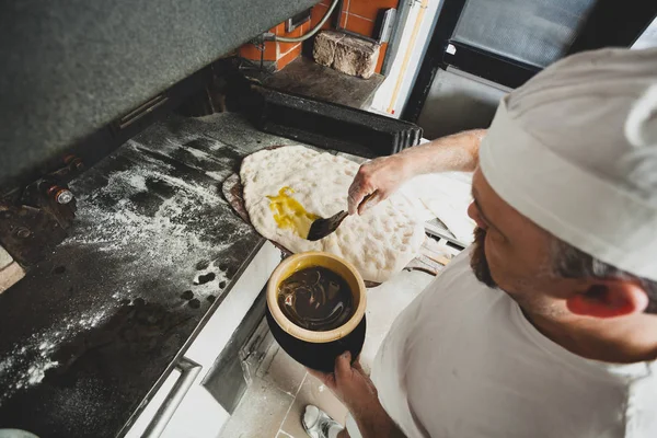 Schiacciata All Olio トスカーナのトップ ベーカリーのお菓子のひとつです それは小麦粉 オリーブ オイルで作られた平らなパンの種類 — ストック写真