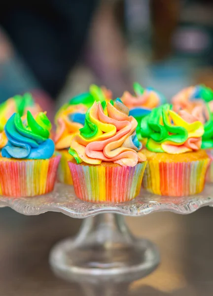 カーニバルの虹クリームとカラフルなカップケーキ — ストック写真