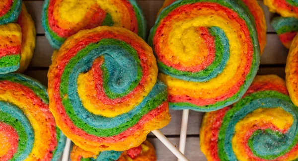 Γλειφιτζούρι Pinwheels Για Καρναβάλι Χρωματιστά Κουλουράκι Κέικ — Φωτογραφία Αρχείου