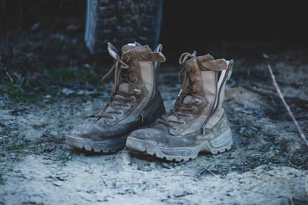 Velhas botas militares marrons — Fotografia de Stock