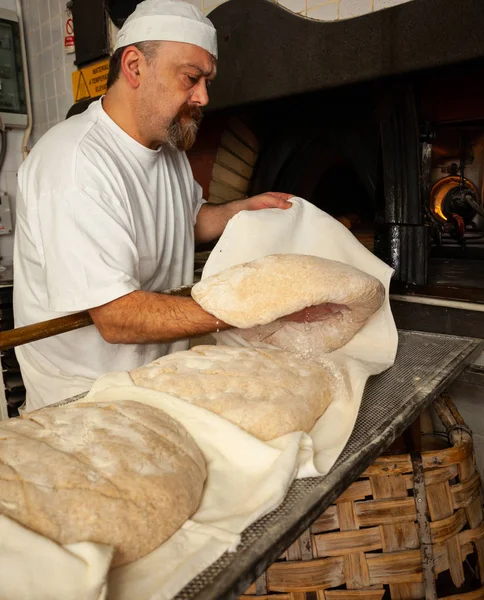 Produkcja chleba upieczony z piec opalany drewnem, w piekarni — Zdjęcie stockowe