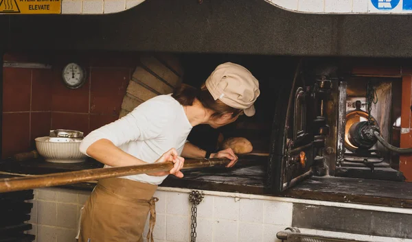 Produção de pão assado com forno a lenha em uma padaria . — Fotografia de Stock