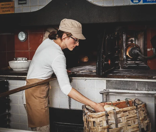 Production de pain cuit au four à bois dans une boulangerie . — Photo