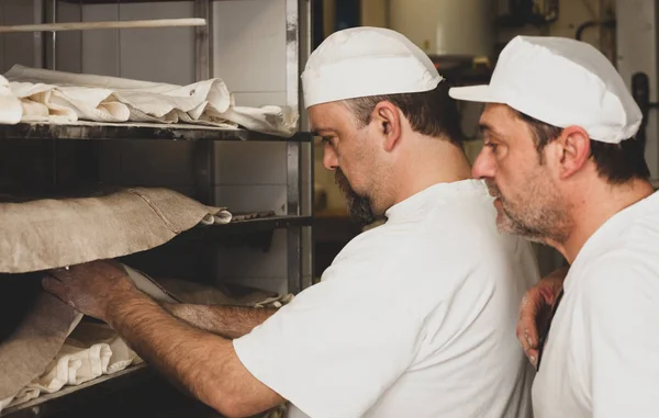 Produção de pão assado com forno a lenha em uma padaria . — Fotografia de Stock