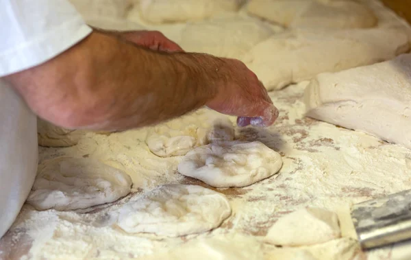 Производство хлеба с дровяной печью в пекарне . — стоковое фото