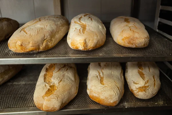Herstellung von gebackenem Brot mit einem Holzofen in einer Bäckerei. — Stockfoto