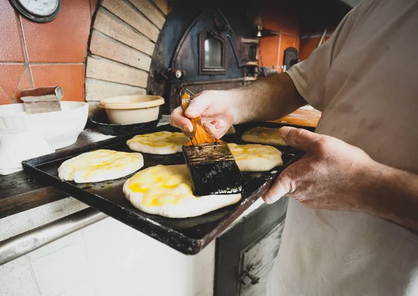 Production de pain cuit au four à bois dans une boulangerie . — Photo