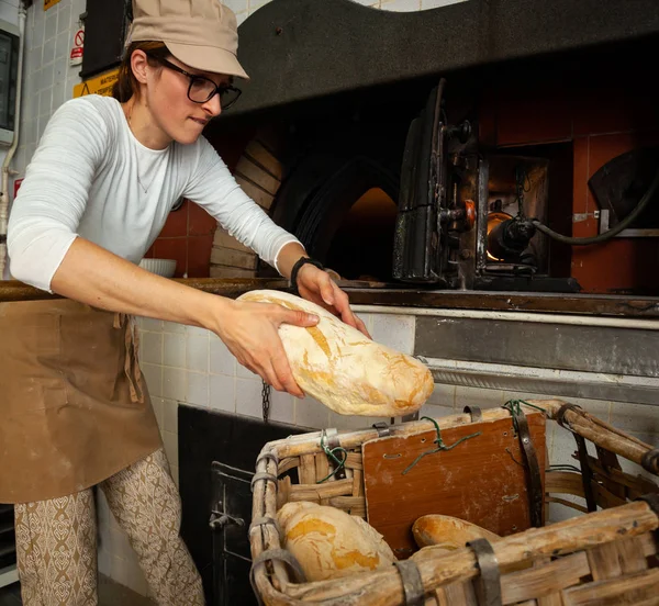 Egy pékség fatüzelésű kemencében sült kenyér előállítása. — Stock Fotó