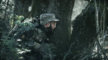 Empoli, Italya-24 Şubat 2019: Kara Kafatası askerleri ekibi. Airsoft, katılımcıların çoğaltma hava silahları ile başlatılan küresel Plastik mermiler ile rakiplerini vuracağı bir spordur..