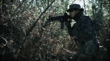 Empoli, Italya-24 Şubat 2019: Kara Kafatası askerleri ekibi. Airsoft, katılımcıların çoğaltma hava silahları ile başlatılan küresel Plastik mermiler ile rakiplerini vuracağı bir spordur..