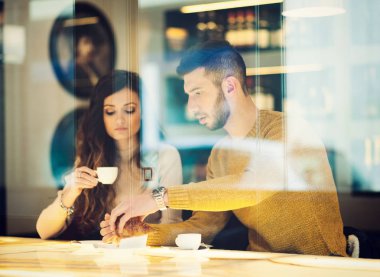 İçme espresso bir çift. Pencere arasında yansıyan.