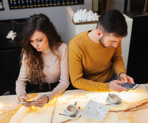 Jeune couple au bar, concept d'asocialité . — Photo