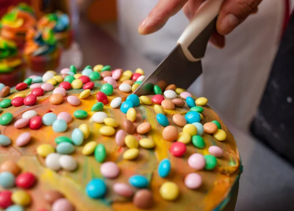 Elkészítése a torta és a karnevál sütemények. — Stock Fotó