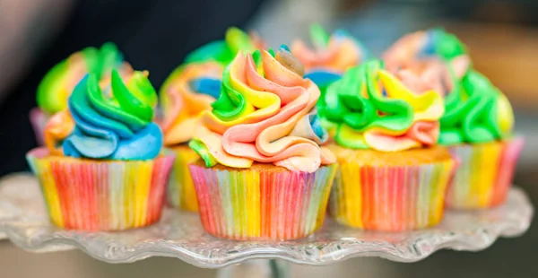レインボー クリームとカラフルなカップケーキ. — ストック写真
