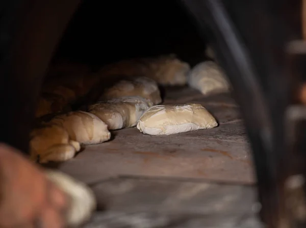 Produkcja chleba upieczony z piec opalany drewnem, w piekarni. — Zdjęcie stockowe