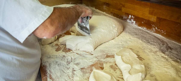 Herstellung von gebackenem Brot mit einem Holzofen in einer Bäckerei. — Stockfoto