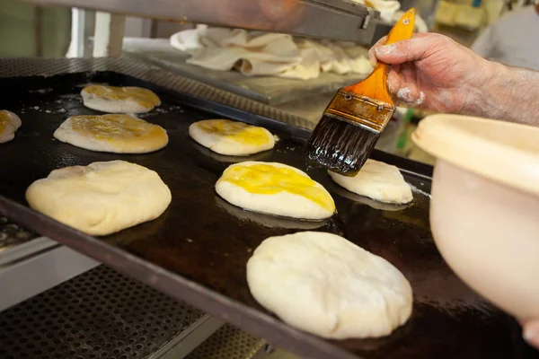 Produktion av bröd med en vedeldad ugn i ett bageri. — Stockfoto