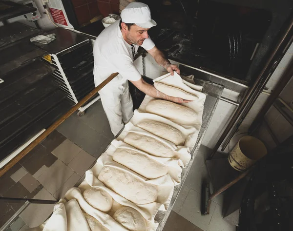 Produção de pão assado com forno a lenha em uma padaria . — Fotografia de Stock