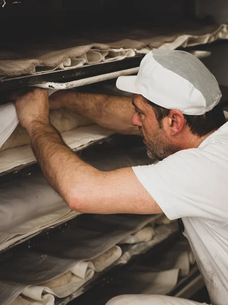 Productie van gebakken brood met een houtoven in een bakkerij. — Stockfoto