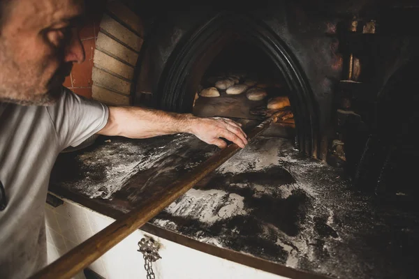 Производство хлеба с дровяной печью в пекарне . — стоковое фото