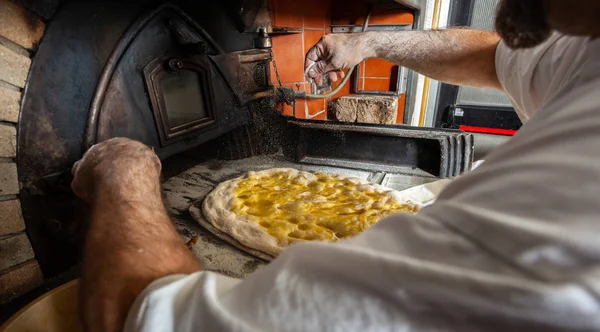 Скьяччата - разновидность хлеба, сделанного в Тоскане, Италия . — стоковое фото