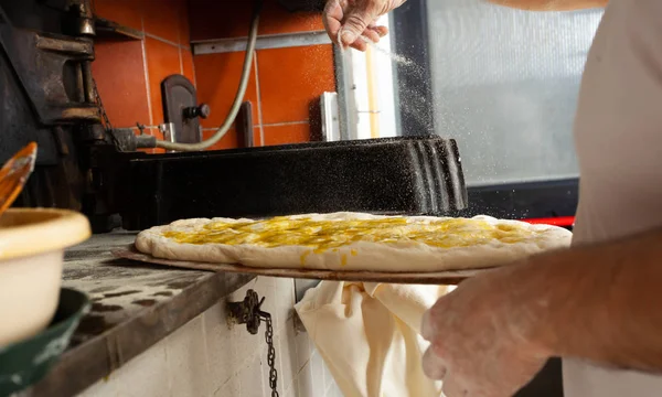 Schiacciata est une sorte de pain fabriqué en Toscane, Italie . — Photo