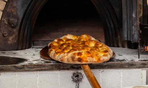 Shiacciata इटलीच्या टस्कॅनीमध्ये बनविलेले एक प्रकारचे भाकरी आहे . — स्टॉक फोटो, इमेज