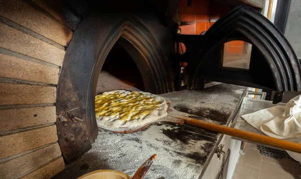 Schiacciata est une sorte de pain fabriqué en Toscane, Italie . — Photo