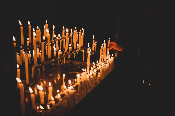 Kaarsen in de kerk. — Stockfoto