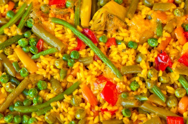 Paella vegana con arroz y algunas verduras . —  Fotos de Stock