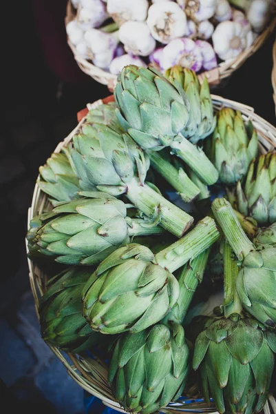 Aartichokes och vitlök på marknaden — Stockfoto