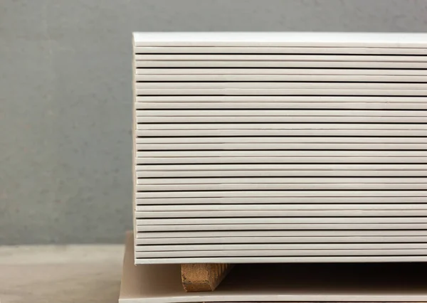 Укладка белых гипсокартонных панелей — стоковое фото