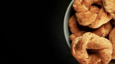 Napoliten kurabiye Taralli denir. Onlar domuz süet, badem ve karabiber ile Napoli yapılır.
