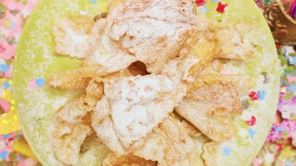Chiacchiere または チェンチ カーニバルの典型的なイタリアのデザート 粉砂糖で覆われています — ストック動画