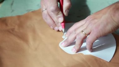 Shoemaker veya ayakkabı tasarımcısı deri kesme için lwith kağıt modelleri ile çalışma.