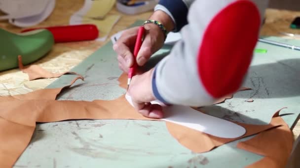 Créateur Chaussures Concepteur Chaussures Travaillant Avec Des Modèles Papier Pour — Video