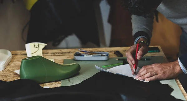 Schuhdesigner arbeitet mit Leder. — Stockfoto