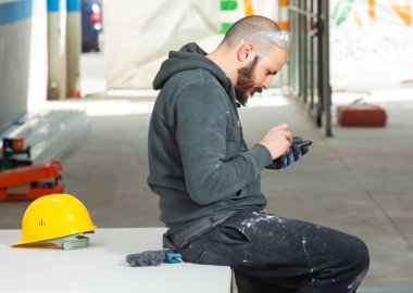 İşçi bir alçıpan duvar oluşturur.