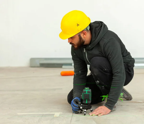 Arbetaren bygger en mur av skivor. — Stockfoto