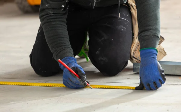 Arbeiter baut eine Gipskartonwand. — Stockfoto